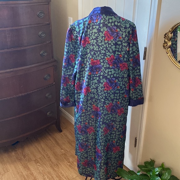Beautiful vintage duster with puff sleeves and slight shoulder pads - Picture 2 of 11